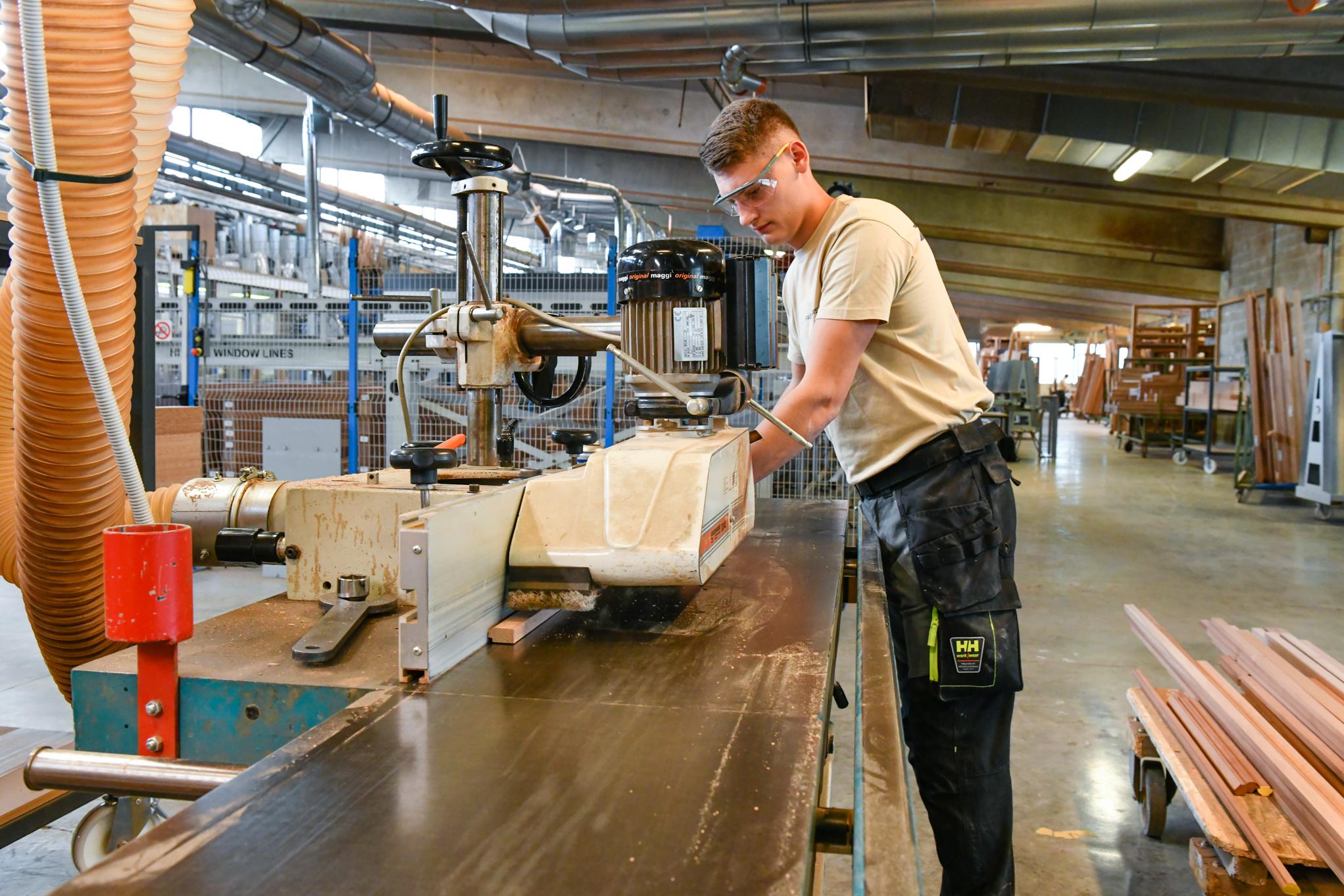 Jeune Menuisier qualifé chez Fabribois