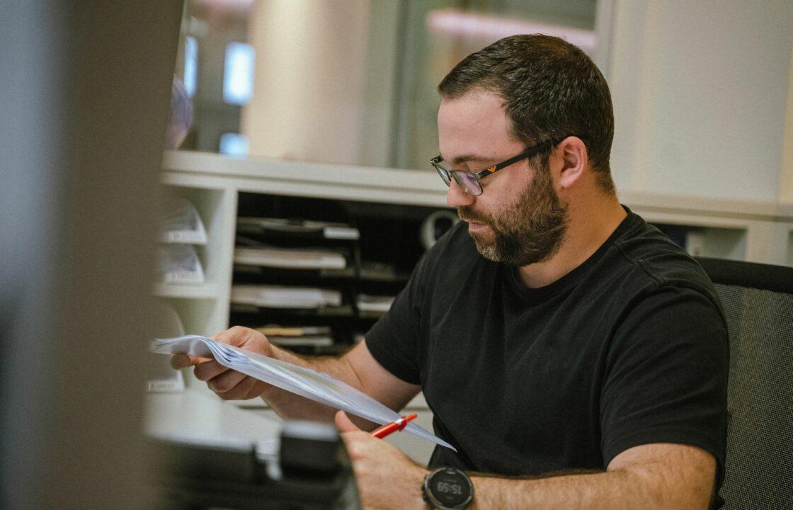 Photo d'Alessandro qui s'occupe de la gestion de la production des châssis, des commande de matériaux, de la modernisation et de la maintenance des outils informatiques au sein de Fabribois